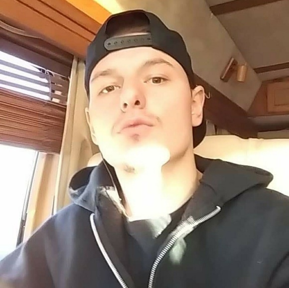 Meet your Poshers, Richelle & Ricky lovers 4ever! - Picture 4 of 8